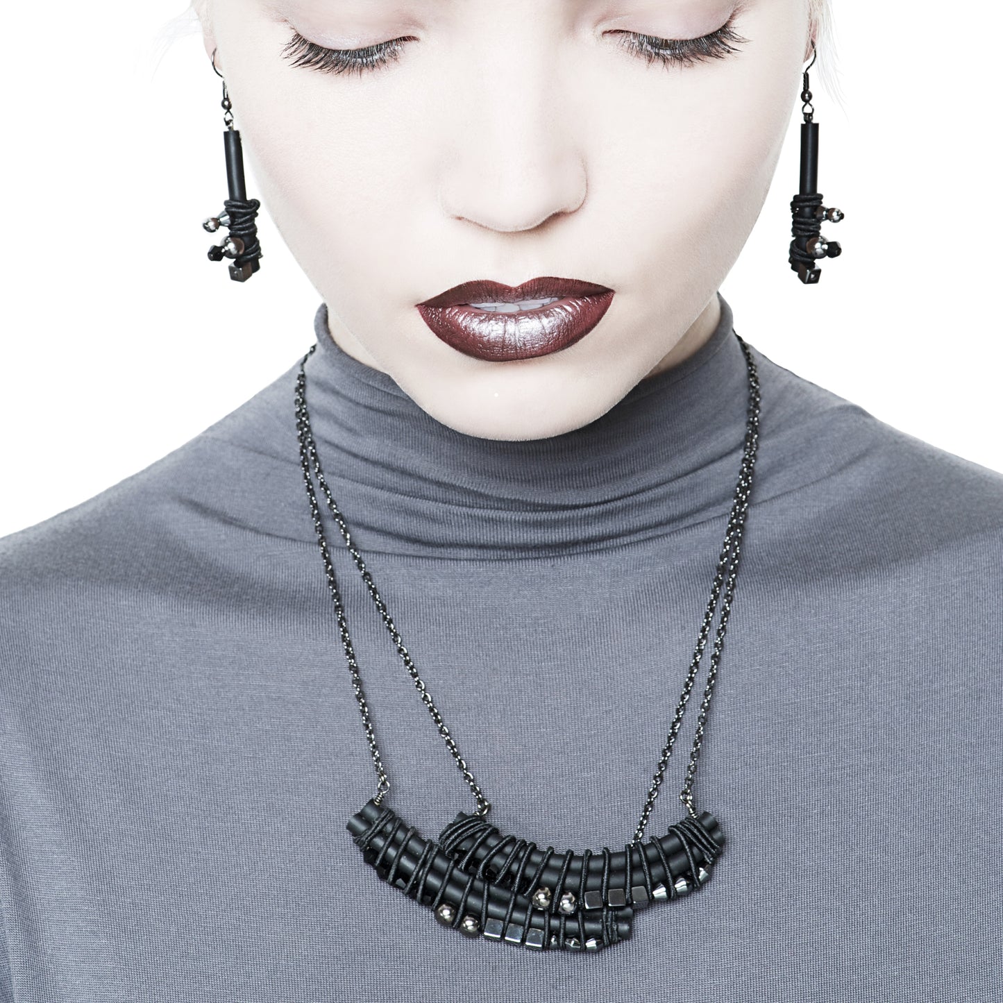 BLACK ARC mini-necklace with PVC, glass and hematine